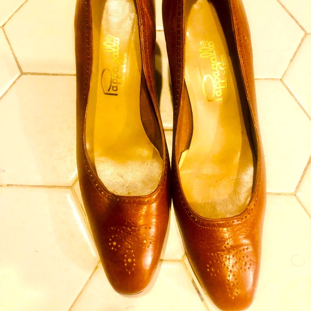 Ladies Pappagallo caramel leather vintage  kitten heel pump. Size 8.5
